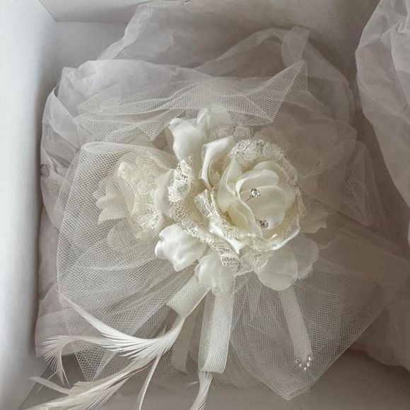 David's Bridal white flower hair clip hat - Picture 4 of 6